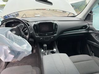 2019 Chevrolet Traverse LT Cloth - Interior Full Dashboard Image